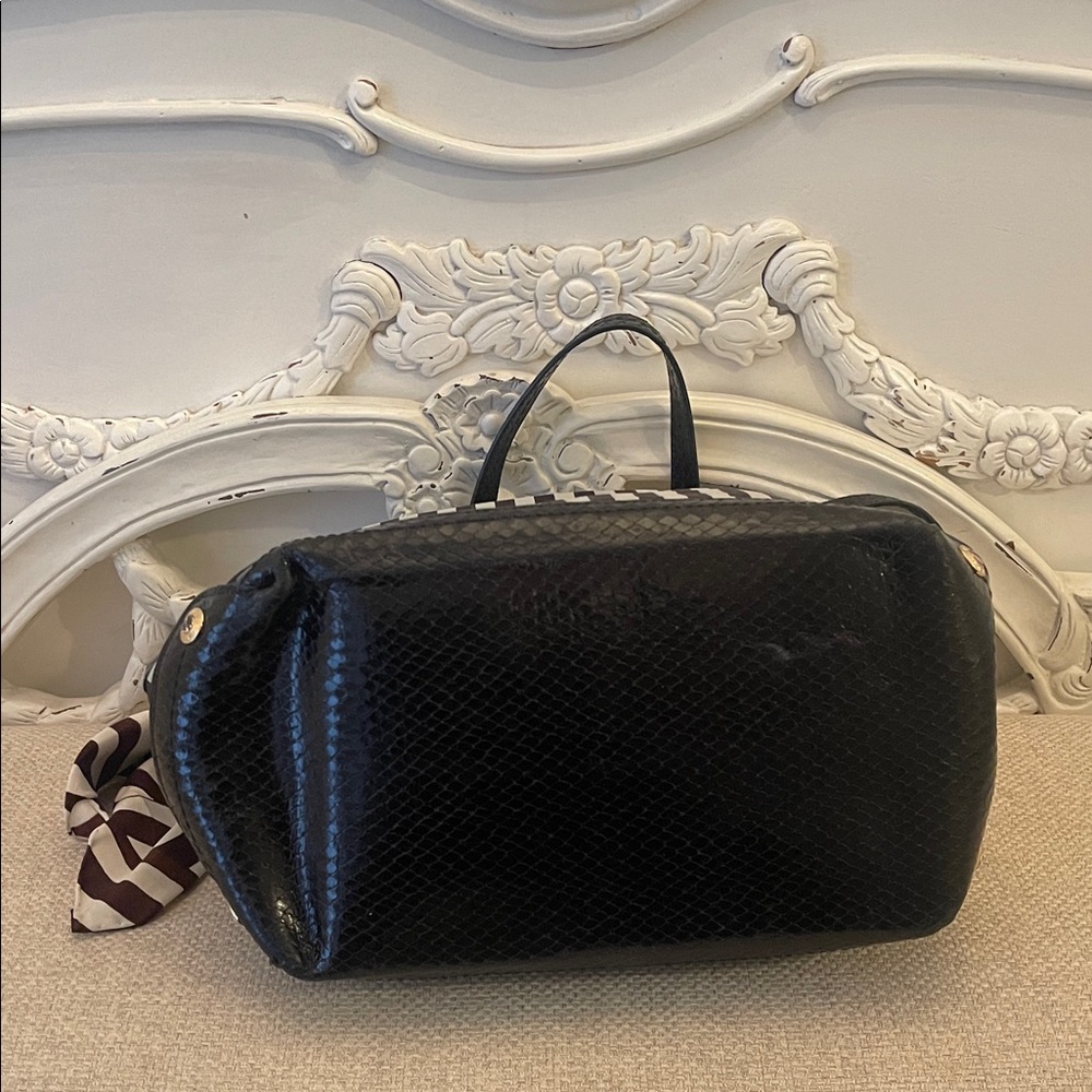 Elegant Striped Tote Bag in Black and Brown - Picture 5 of 11